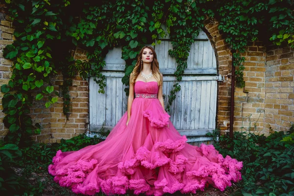 Mulher bonita em vestido lindo — Fotografia de Stock