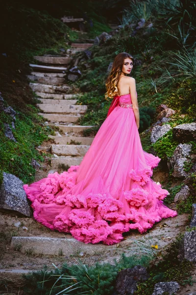 Hermosa mujer en vestido precioso —  Fotos de Stock