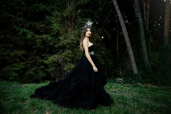 Vacker kvinna i underbara klänning — Stockfoto