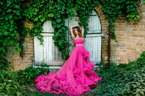 Красивая женщина в великолепном платье — стоковое фото