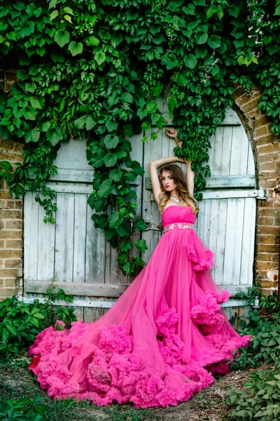 Красивая женщина в великолепном платье — стоковое фото
