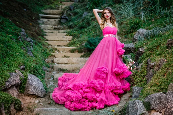 Mulher bonita em vestido lindo — Fotografia de Stock