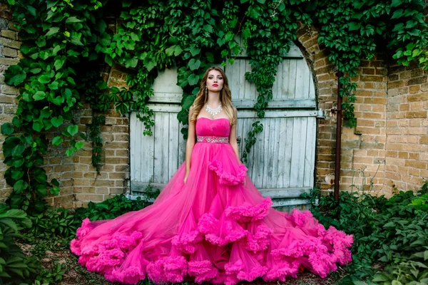 Mulher bonita em vestido lindo — Fotografia de Stock