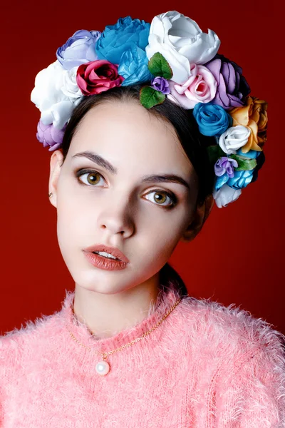 Model met een krans van bloemen — Stockfoto