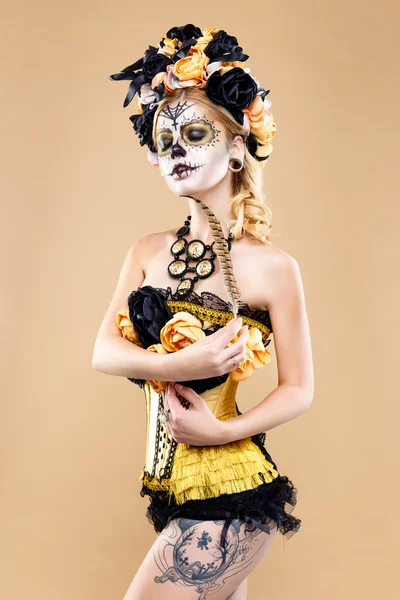 Mujer con maquillaje de cráneo de azúcar — Foto de Stock