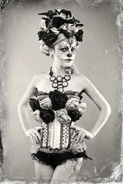 Женщина с сахарным макияжем черепа Стоковое Изображение