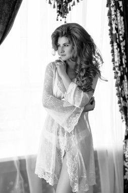 İç çamaşırı giymiş kadın