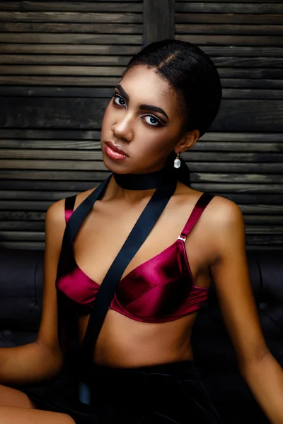 Csinos, fiatal afrikai-amerikai nő — Stock Fotó
