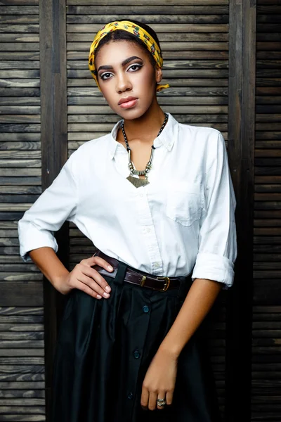 African- american  female model with flower — Stock Photo, Image