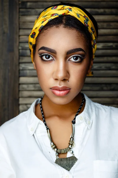 Modello femminile afro-americano con fiore — Foto Stock