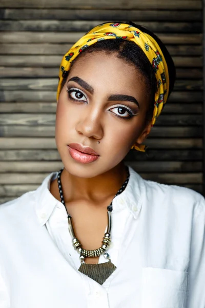 Modello femminile afro-americano con fiore — Foto Stock