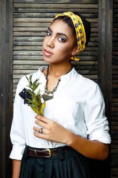 Modelo femenino afroamericano con flor — Foto de Stock