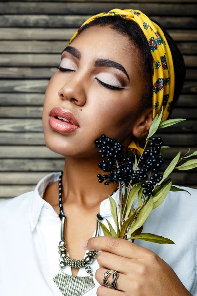非洲裔美国女性模型与花 — 图库照片