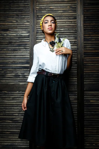 Afrikaanse-Amerikaanse vrouwelijke model met bloem — Stockfoto