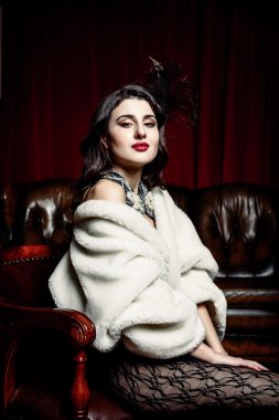 Güzel bir kadının eski portresi.