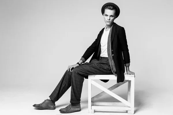 Молодий чоловік сидить на стільці — стокове фото