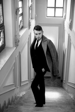 Yakışıklı genç iş adamı.