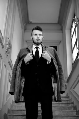 Yakışıklı genç iş adamı.