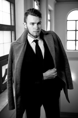 Yakışıklı genç iş adamı.