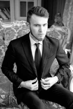 Yakışıklı genç iş adamı.