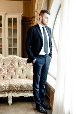 Yakışıklı genç iş adamı.