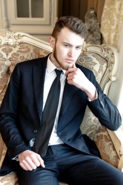 Yakışıklı genç iş adamı.