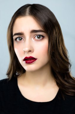 kadın üzgün bir ifade ile