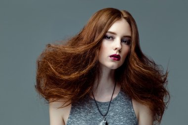 Moda tarzı olan güzel bir kadın.