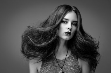 Moda tarzı olan güzel bir kadın.