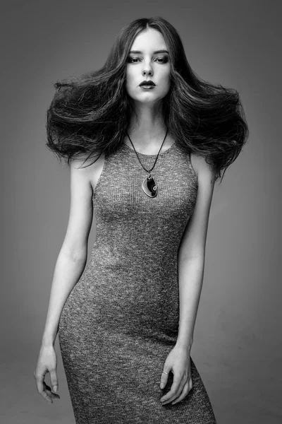 Kvinna med mode frisyr — Stockfoto