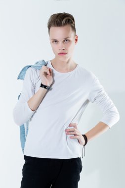 çekici genç yakışıklı adam