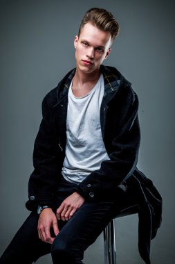 çekici genç yakışıklı adam