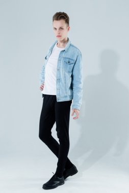 çekici genç yakışıklı adam