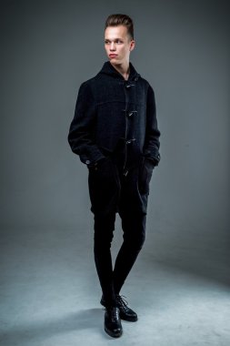 çekici genç yakışıklı adam