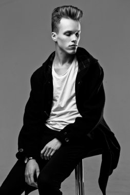 çekici genç yakışıklı adam