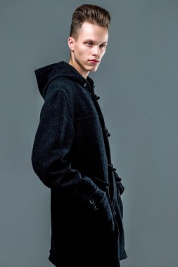 çekici genç yakışıklı adam