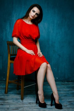Kırmızı elbiseli güzel manken.