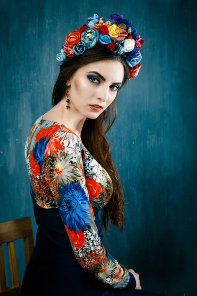 Mujer sensual en corona floral — Foto de Stock