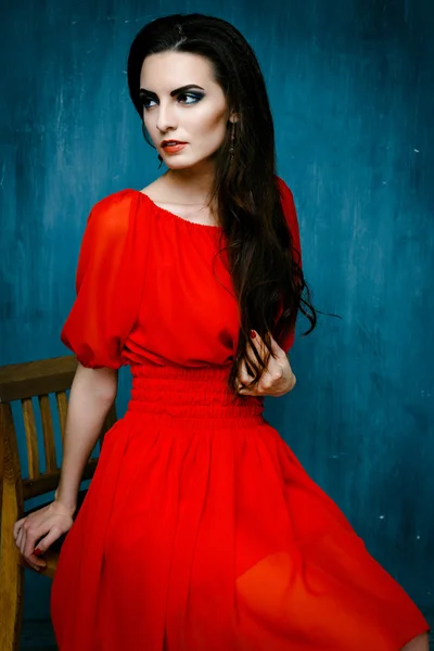Kırmızı elbiseli güzel manken. — Stok fotoğraf