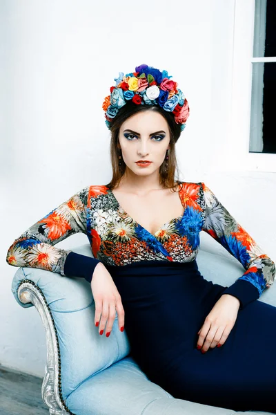 Mulher sensual em coroa floral — Fotografia de Stock