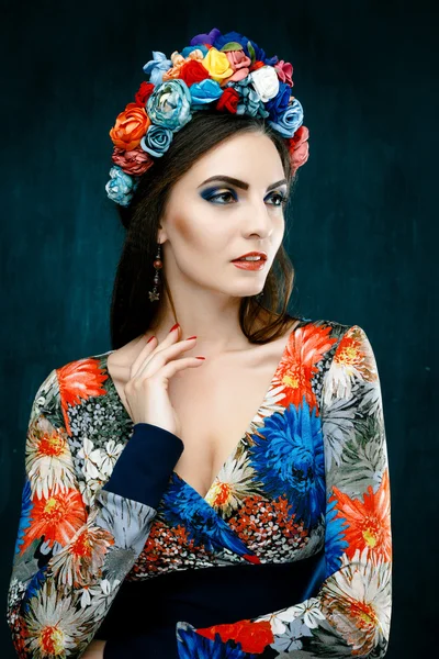 Sensuell kvinna i blommig krans — Stockfoto