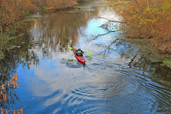 カヌーは秋の川を下り — ストック写真