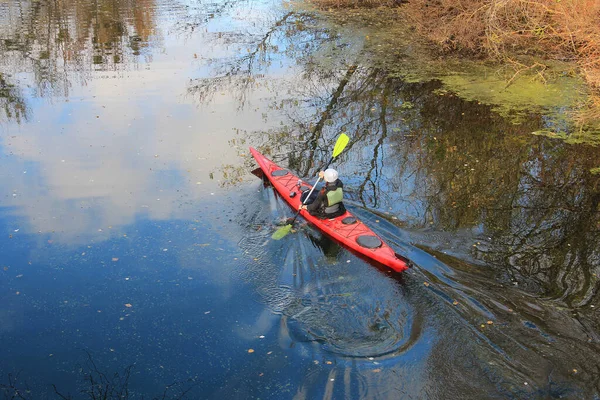 Kanufahren Auf Dem Herbstlichen Fluss — Stockfoto