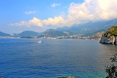 Aziz Stephen adası yakınlarındaki Adriyatik Denizi 'nde pitoresk bir pelerin