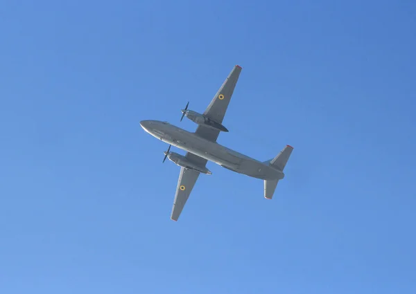 Grande Avião Sobe Para Céu Sem Fim — Fotografia de Stock