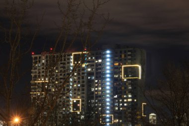 Kiev 'deki bir konut binasının alışılmadık gece aydınlanması