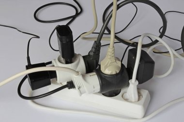 mühendislik uygulamasında elektriğe bağlan