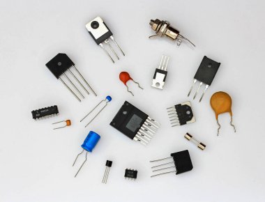 Çeşitli elektronik yarı iletken cihazlar.