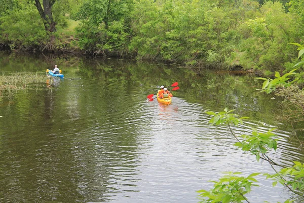 一队运动员划着令人兴奋的独木舟游泳 — 图库照片