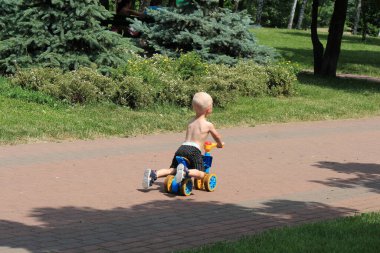  Genç sporcu parka bisiklet sürmeye gider.